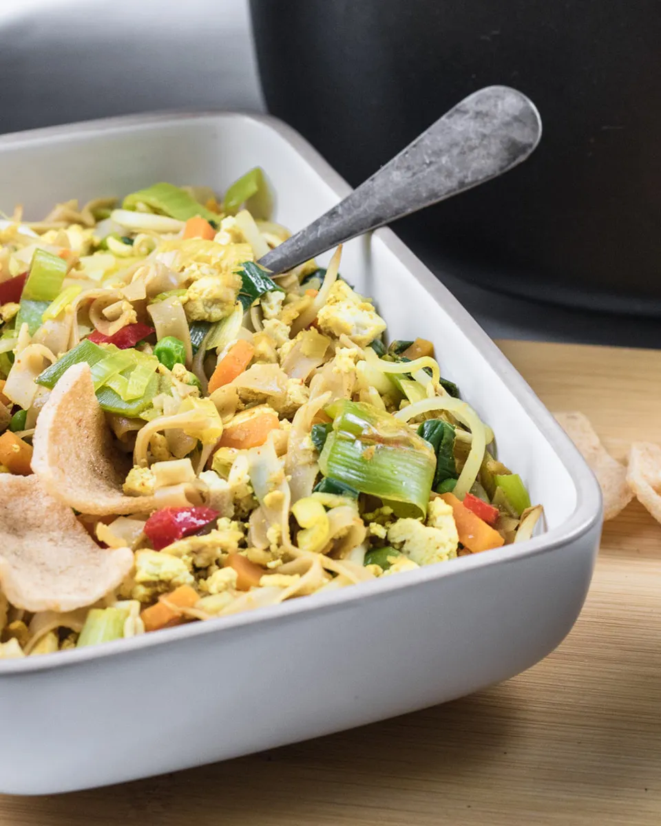 Bami recipe with scrambled tofu and lots of vegetables