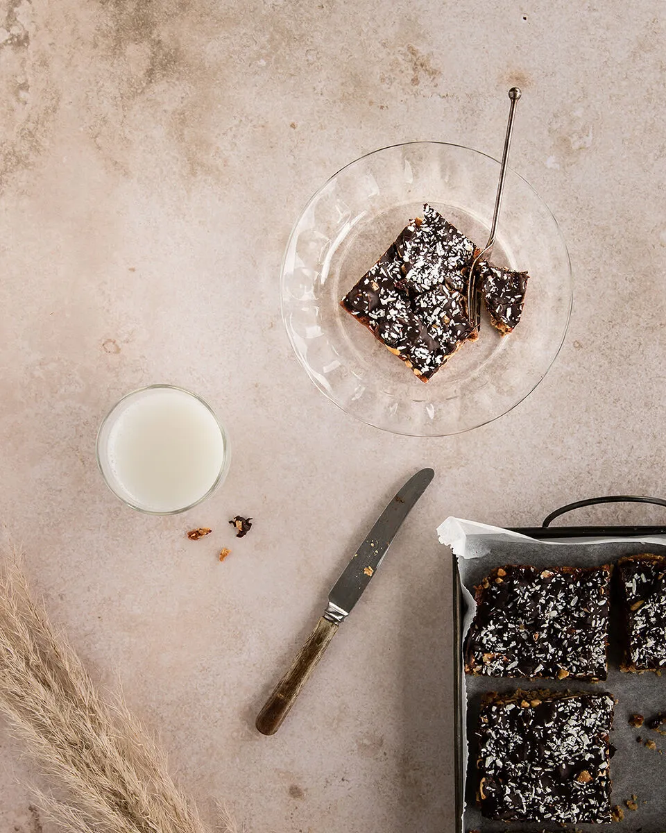 Vegan millionaire shortbread recipe with chickpeas & raisins