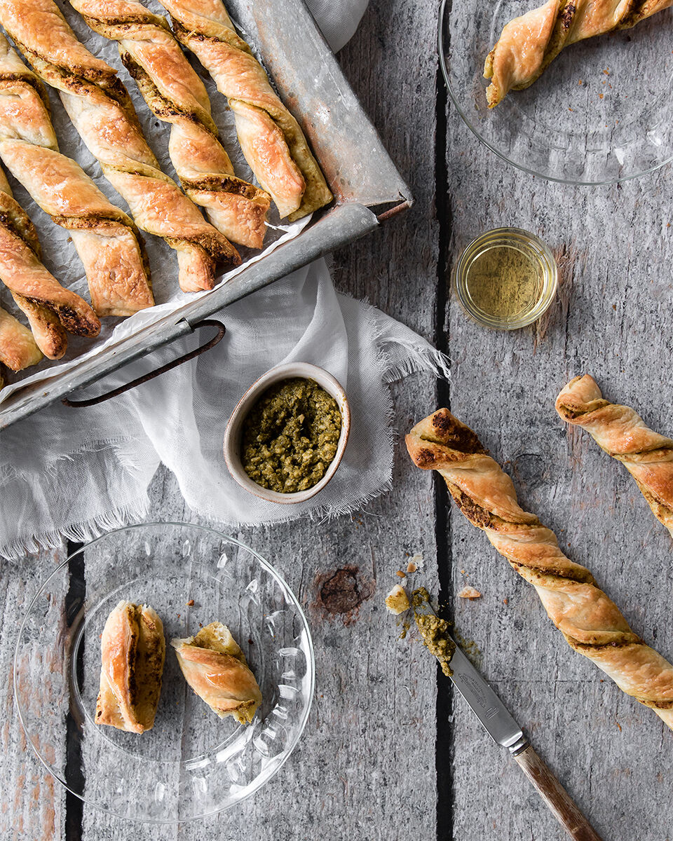 Pesto twists recipe with nutritional yeast flakes & vegan puff pastry