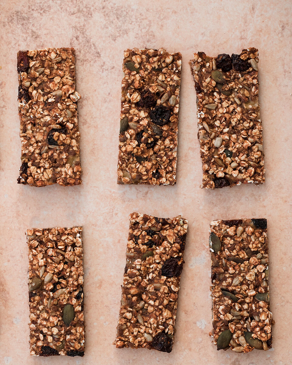 Vegan oat bars recipe with bananas, seeds & raisins, healthy!