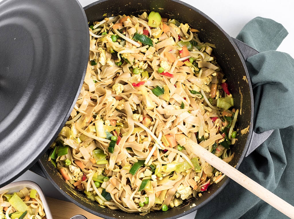 Bami with peanut sauce and cassava