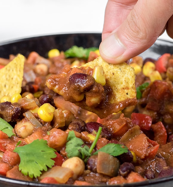 Vegan chili con carne with tortilla chips
