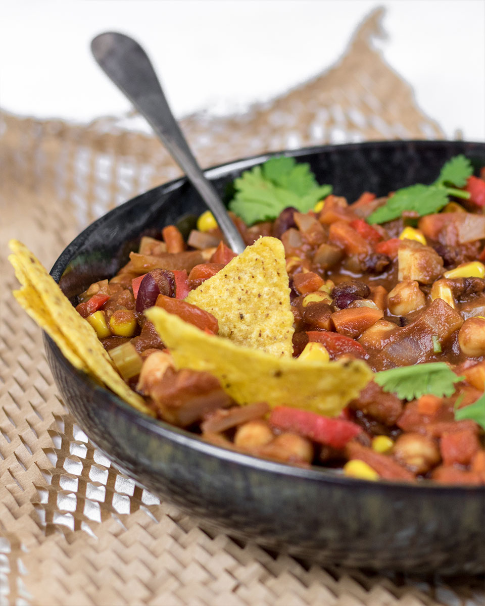 Chili sin carne recipe with chickpeas and dark chocolate