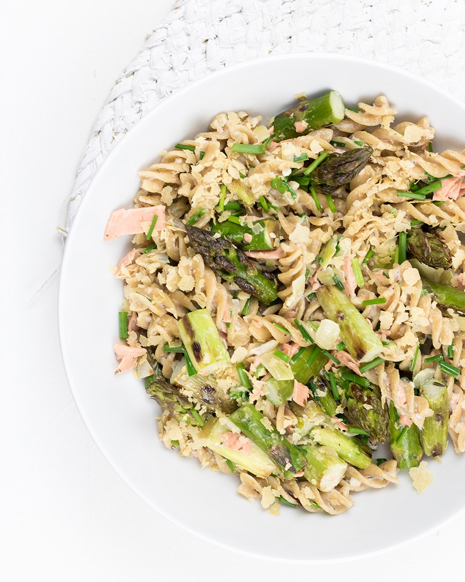 Grilled asparagus recipe with fusilli pasta and ham; plant-based