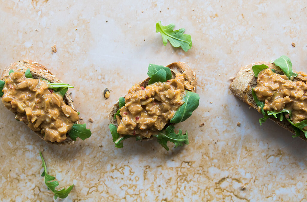 Baguette with satay salad and arugula