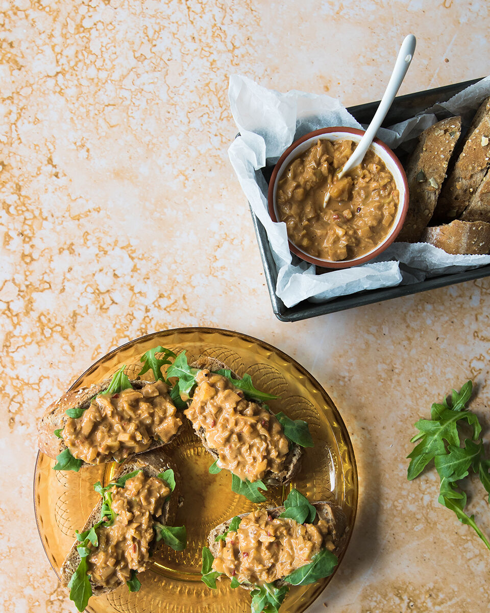 Satay salad with pineapple and peanut butter, vegan recipe