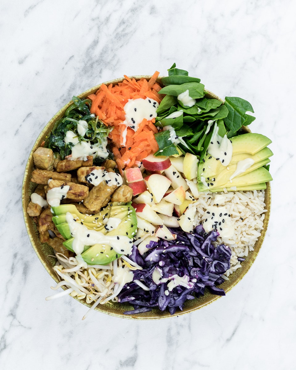 Vegan sushi bowl with tempeh, rice and lots of vegetables