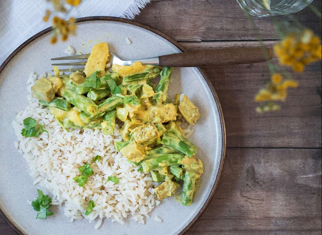 Vegan tandoori sauce with green beans and mango