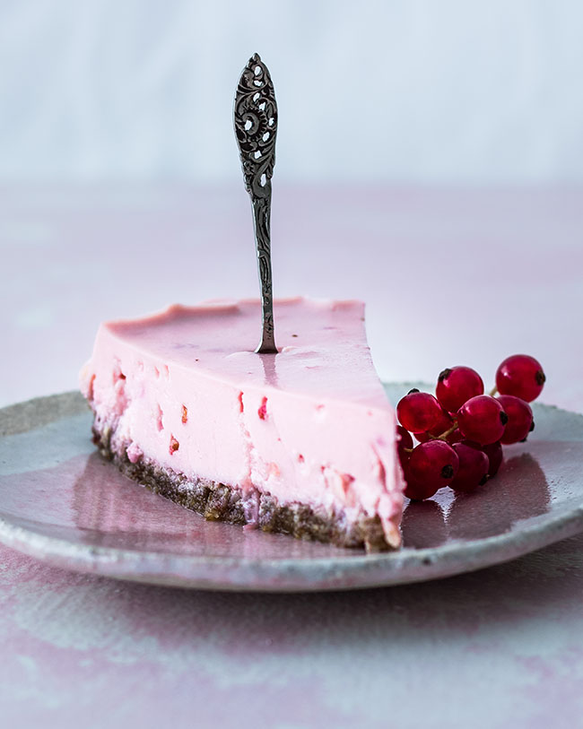 Vegan yogurt pie with red currants