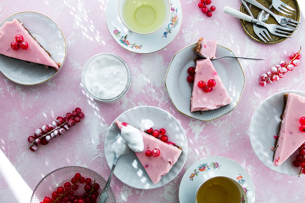 Vegan yogurt pie with red currants