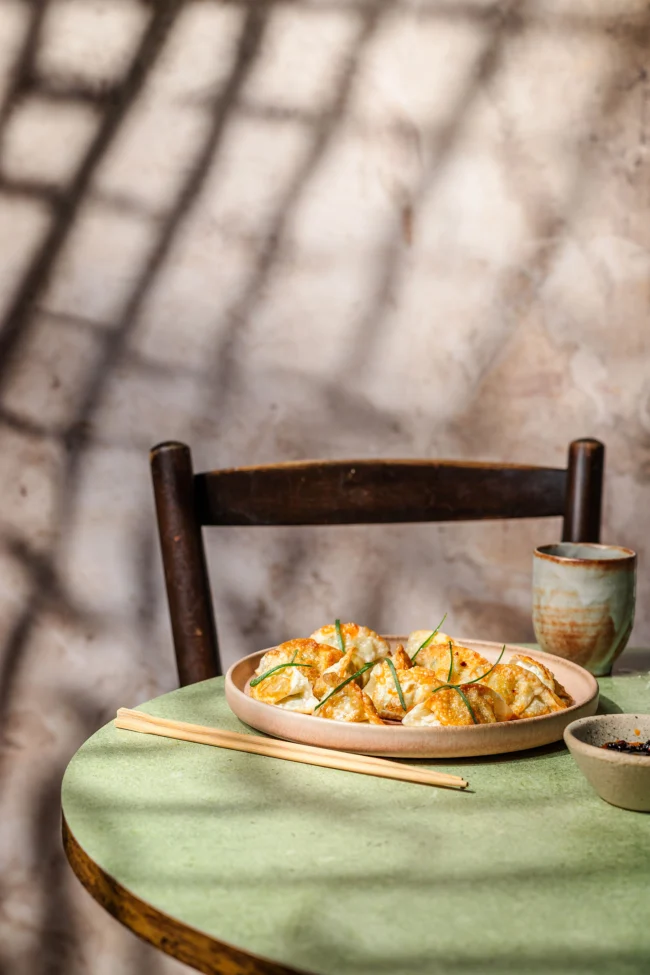 Beautiful green round backdrop for restaurant & bistro photography