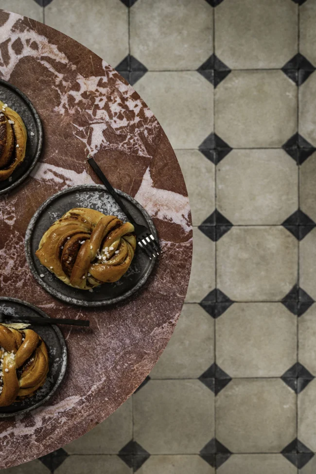 O-shape table backdrop with red marble pattern for photography